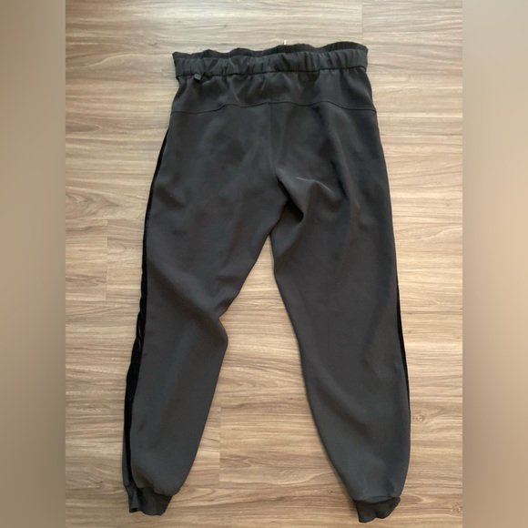 Lululemon On the Fly Jogger Velvet Trim Black / Black Special Edition size 8 - Picture 3 of 9